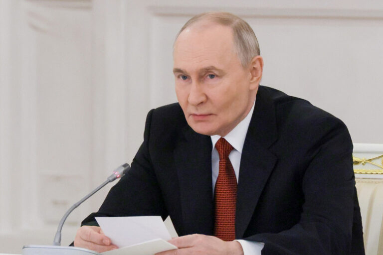 Путин поручил навести порядок в группах продленного дня