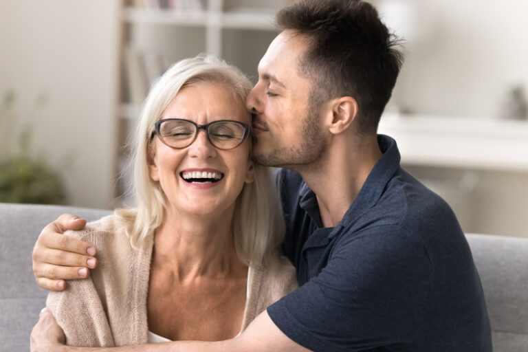 Россиянки высказались об отношениях с живущими с родителями мужчинами