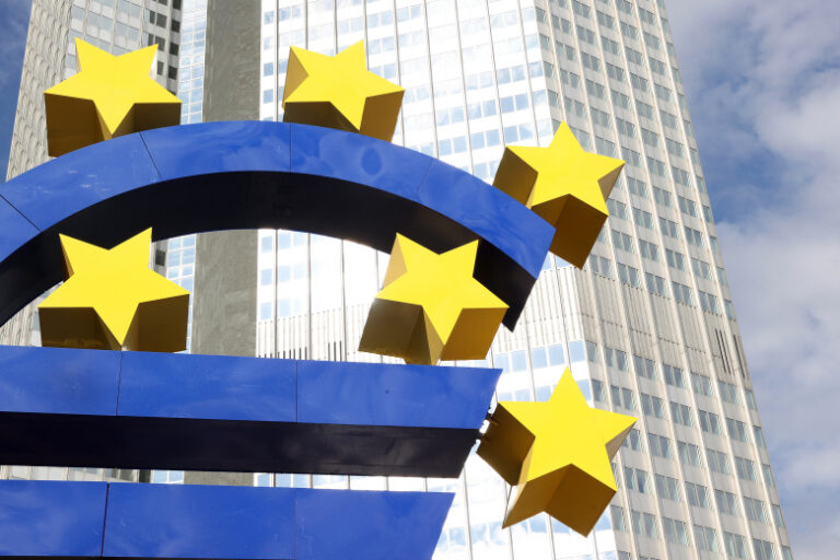 «Им это надоело»: сенатор о просьбе Киева к ЕС выделить $1,5 трлн помощи