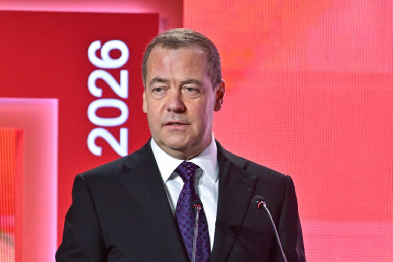 Медведев ответил, стоит ли Гренландии переживать из-за России и Китая