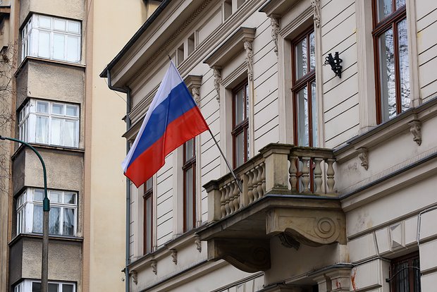 От посольства России в Сеуле потребовали убрать одну деталь с фасада