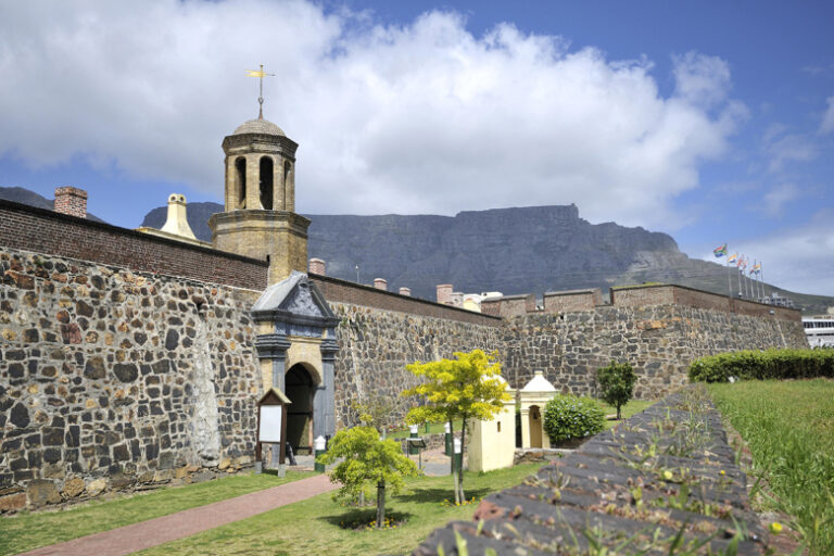 В ЮАР объяснили появление российского флага над исторической крепостью