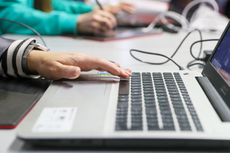 Стало известно, зачем взломщики следят за обычными людьми через гаджеты