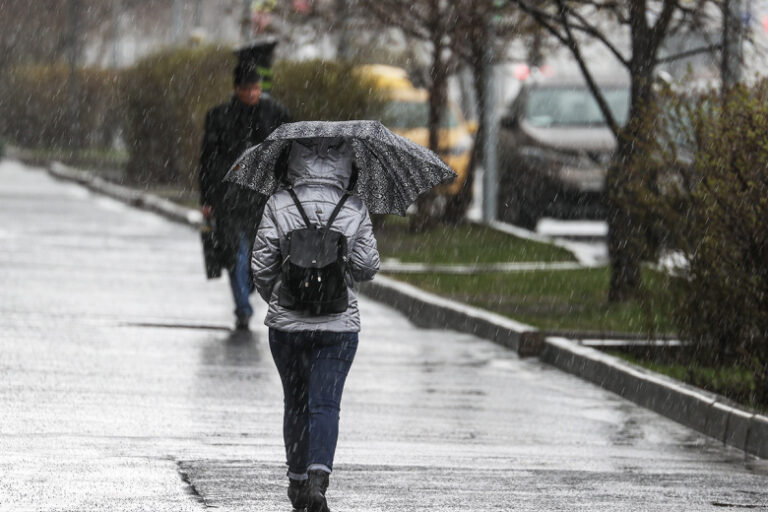 Проливные дожди и жара до +18? Погода в Москве в начале недели: чего ждать