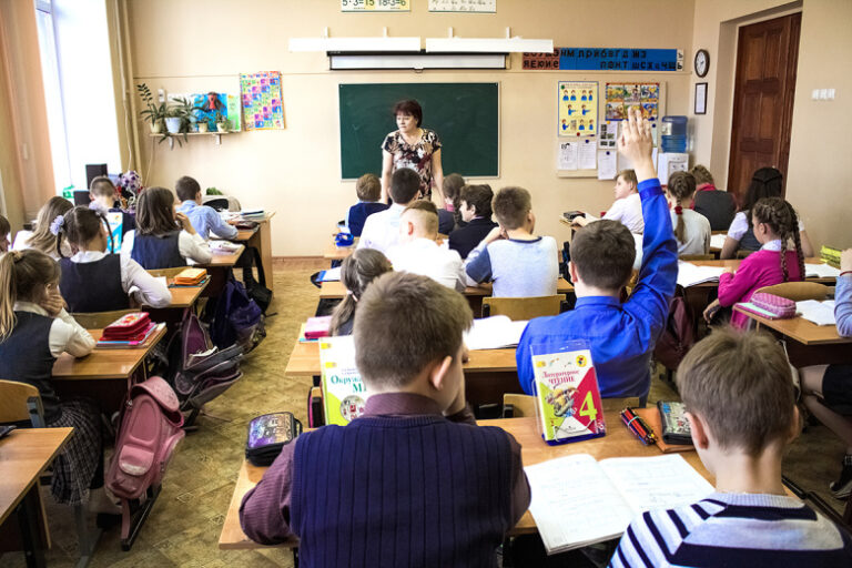 В Минпросвещения России ответили на слухи о введении «пятой четверти»