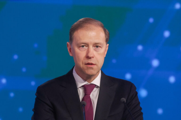Мантуров пожелал успехов новому экипажу МКС