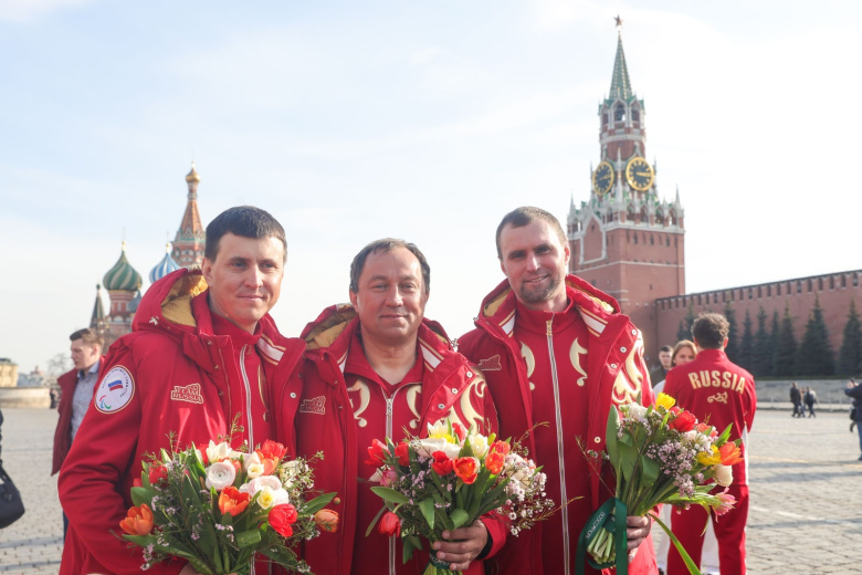 Москва. Главный тренер паралимпийской сборной России по горнолыжному спорту Александр Назаров (в центре) во время чествования российских спортсменов в ГУМе